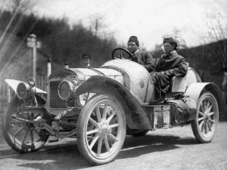 !1901 - 1925: L&K zan zvodit, prvn automobil