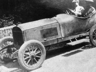 !1901 - 1925: L&K zan zvodit, prvn automobil