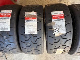 !Závodní pneu KUMHO 200/580 R15 C03 (střední)